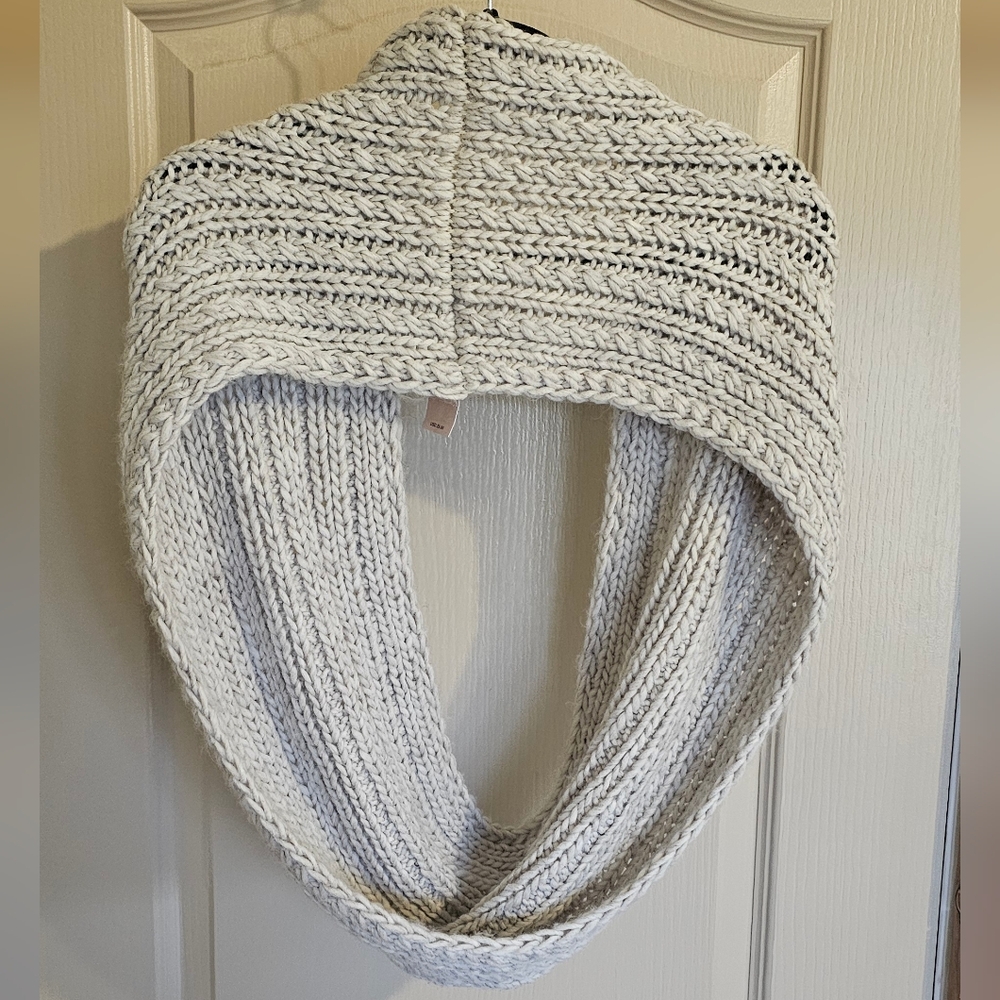 NWT AE American Eagle Outfitters Cable Knit Infinity Scarf Beige - Picture 4 of 4